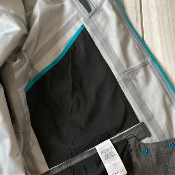 Mountain Hardwear ski/board jacket. EUC like new